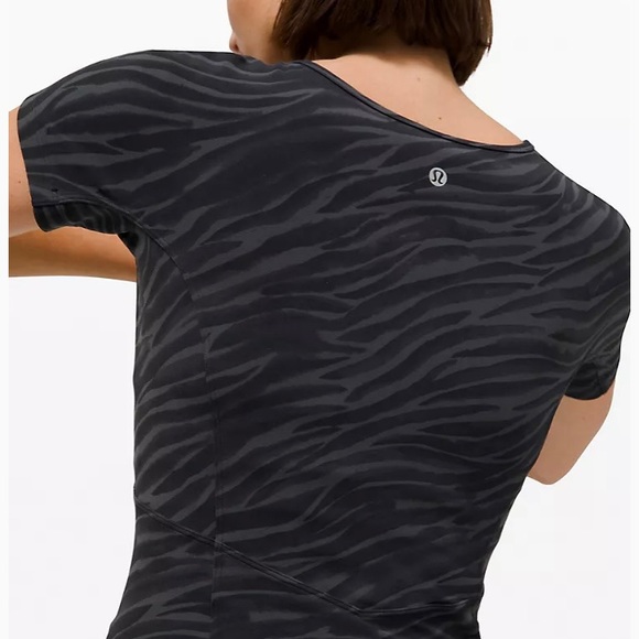 Lululemon Nulu Cropped Slim Yoga Short Sleeve Black grey animal print EUC 2 - Picture 3 of 9